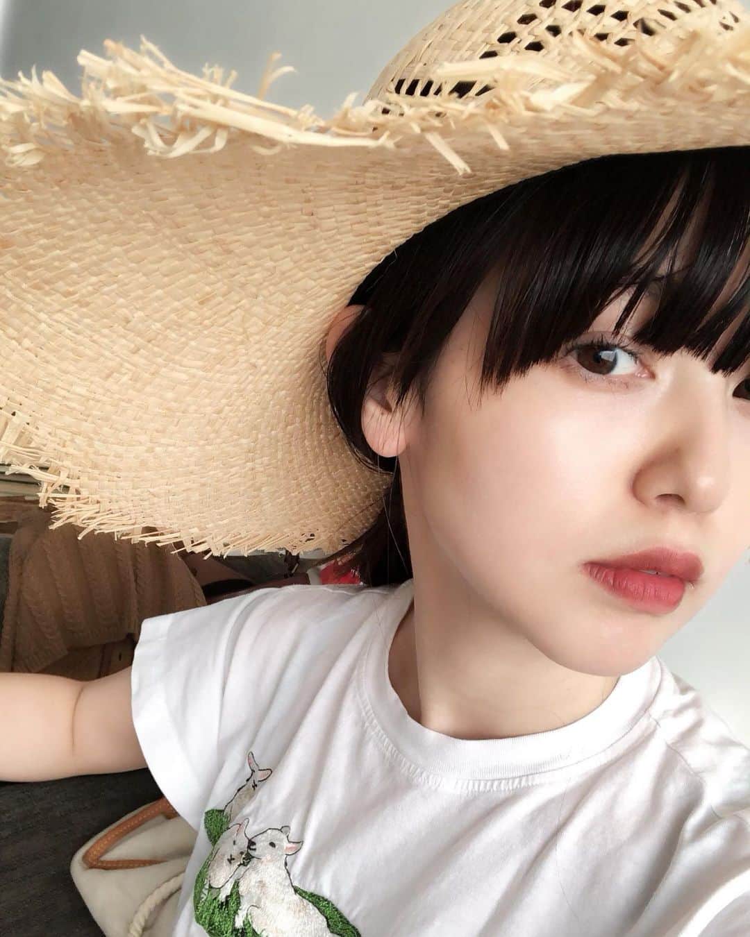 のインスタグラム：「先日の投稿でも被ってもらってたラフィアハット👒（ @isntshe_official にて青柳買い付けアイテムとして販売中） ‌ こういう帽子、海外で使いたいけど、スーツケースの中に入れたらぐちゃっとなりそうだから、なかなか買えないでいたけど、この位の値段なら、ガサっと使えるし、なんならもっとほどけてケバケバになった方が可愛いのではと思って買い付けてきました👩‍👧。 ‌ そして（は／か）←（これ伝わる人いるかな、話変わるよ、という意味の手紙用語？世代。。💌？便利やし使ってこう） ‌  今日はとあるCMの撮影で、マネージャーさんもさすがにメンテナンスお願いしますね！と言われ各サロンを駆けずり回りました😂 ‌  随時ストーリーズで紹介しているけど、いちばんよく聞かれる、 @salon_de_reve の色々どの位持ちますかの質問。私が好きなのはとにかく顔がいきなりきゅきゅきゅーとなるハイフで、3回目までは3週間程で、それ以降は定着してくるそう。他は直接聞いてみてください🤲🏻 今回は幹細胞トリートメントもしたので、3時集合の寝不足にも関わらず、肌を褒められた！メイクさんに褒められると嬉しい。 ‌  は／か あとTシャツ、写り込む度に質問いただくのですが、 @carven の去年？のものです🐑🐐 リップは先日韓国で買ってきた @3ce_official のベルベットリップティントのTAUPEと @RMKofficial の #コンフォートマットフィット 10を重ねてます💄 ‌ ベースは、前のせた @yslbeauty の #アンクルドポールクッション 、アイシャドウは @toonecosmetics のペタルアイシャドウ14 ‌ 最近、Instagramのキャプションがblog並みに長くなってきてるので、ブログやれよと思いつつ。。どうでしょうね」