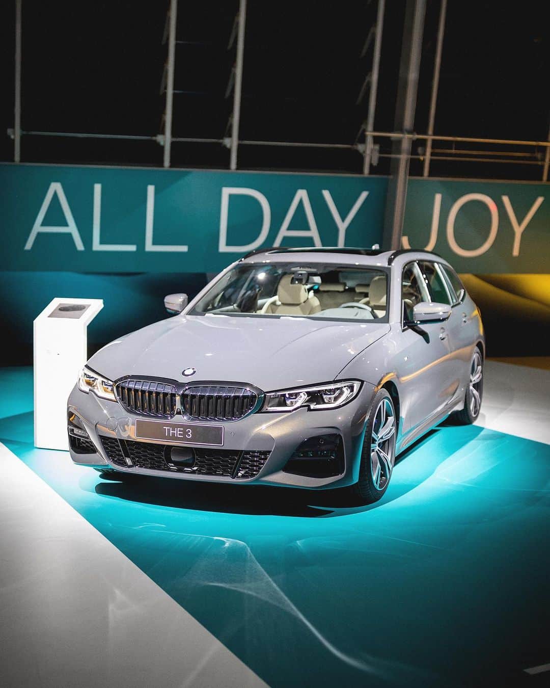 BMWのインスタグラム：「Captivating look and powerful stance. Debuting the all-new BMW 3 Series Touring at #NEXTGen. #THE3 #BMW #3Series」