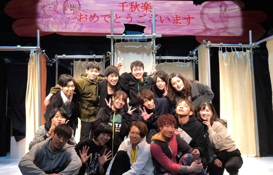 八島諒さんのインスタグラム写真 - (八島諒Instagram)「. みんなのうたは みんなで 撮った写真縛りで📸 . 10年後この写真達みたら 無条件で泣いちゃいそう。 . . #舞台 #みんなのうた」6月27日 18時48分 - ryo_yashima