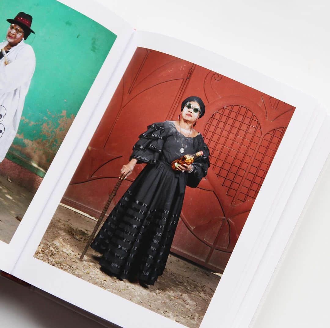 haconiwa / 箱庭さんのインスタグラム写真 - (haconiwa / 箱庭Instagram)「『CIMARRON ブラック・アイデンティティ —南北アメリカの仮装祭』は、フランス・ルーアンを拠点に土着文化や儀礼といった題材に注目してきた写真家のシャルル・フレジェが、黒人逃亡奴隷“CIMARRON（シマロン）”をはじめとする、今も残る南北アメリカの貴重な文化的な遺産を写真に収めた１冊です。﻿ ﻿ 美しく仮装を収めた写真集として楽しみながら、文化的遺産の資料のような役割もある奥深い内容ですよ〜！ ﻿ 詳しくはhaconiwaの記事 #週末読みたい本 コーナーで紹介しています📕 http://www.haconiwa-mag.com/magazine/2019/06/cimarron/﻿ ﻿ #写真集#アート本#仮装#衣装#アフリカ#シマロン」6月27日 18時49分 - haconiwa_mag