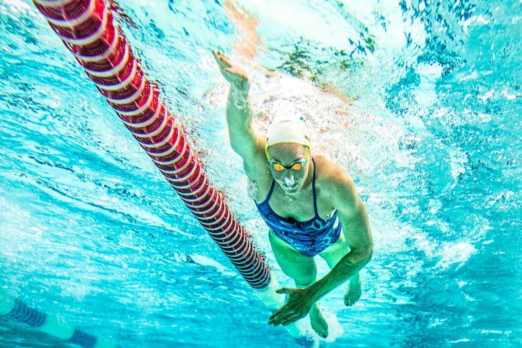 フェムケ・ヘームスケルクのインスタグラム：「Underneath the surface we find the unintelligible truth. 💙 -Milan Kundera- . . . #TeamNL #Training #Surface 📸: @photography_annereitsma」