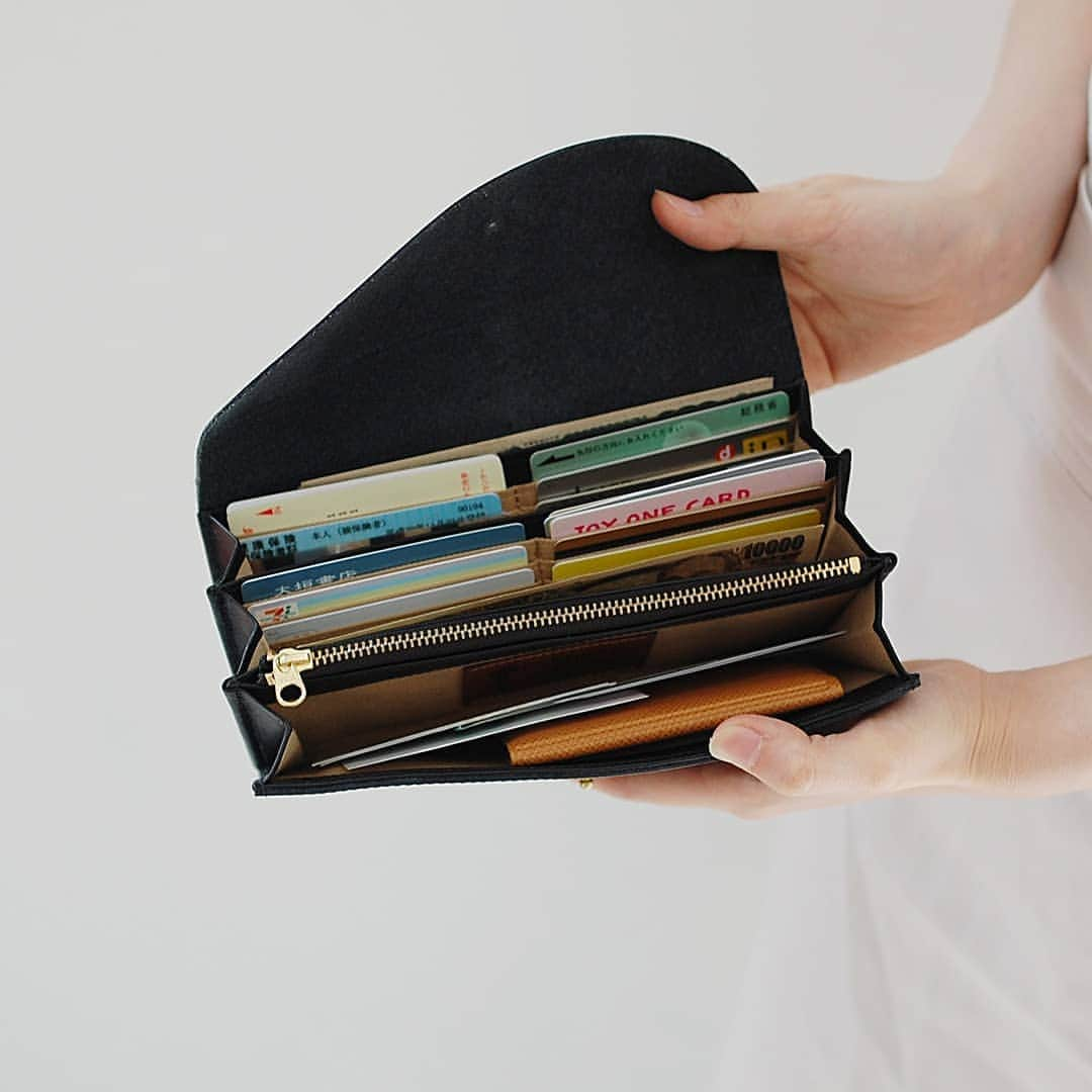 CLEDRAN_JAPANさんのインスタグラム写真 - (CLEDRAN_JAPANInstagram)「カッコいいお財布できました  NOLMA LONG WALLET キラリと光るギボシが特徴の、シンプルでスタイリッシュな長財布です。  すっきりとした見た目ながら、4つに分かれた部屋と12枚のカードポケットを備えた収納力抜群の一品。  しっとりなめらか、艶のあるスムースレザーを使用し、品よく心地よく持てるアイテムに仕上げました。  使うほどに味わい深くなるレザーの表情も楽しめるお財布です！ . --------------------------- ＼豊富な写真で詳しくチェック！／ CLEDRAN online store @cledran_japan プロフィールページURL>LADIES>ONLINE STORE . ＼来て見て触って確かめられる／ CLEDRAN shop list 大阪本店 @cledran_osaka 東京店 @cledran_tokyo 名古屋ラシック店 @cledran_lachic . *各実店舗、オンラインストアで在庫状況は異なります。 気になる商品はお店に足を運ぶ前に電話で確認するのがオススメ。 商品によってはお取り寄せやお取り置きも承っています。 -------------------------- . #cledran#クレドラン#Cledran_japan#日本製#madeinjapan#革小物#革財布#長財布#革#leathergoods#wallet#leatherwallet#longwallet#stylish#simple#ユニセックス#unisex#smallleathergoods」6月27日 18時52分 - cledran_japan