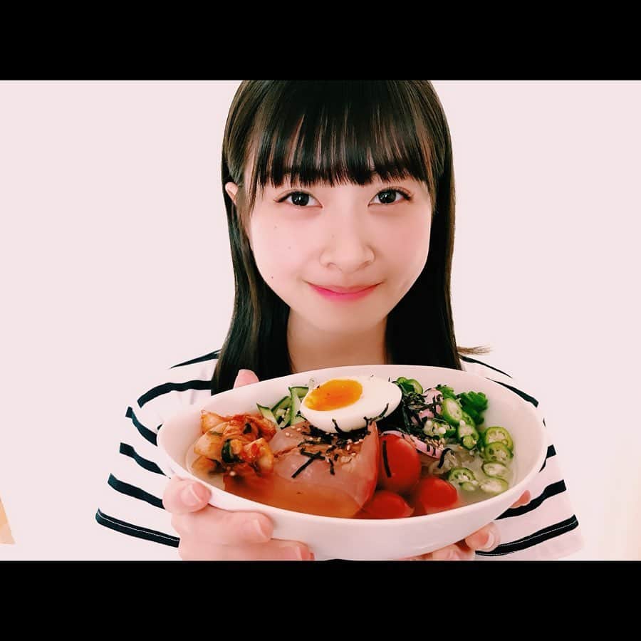 松岡はなのインスタグラム：「お母さんが作ってくれた冷麺🥢！ めちゃ美味しかった〜❤︎ #冷麺 #冷麺食べたの2回目」