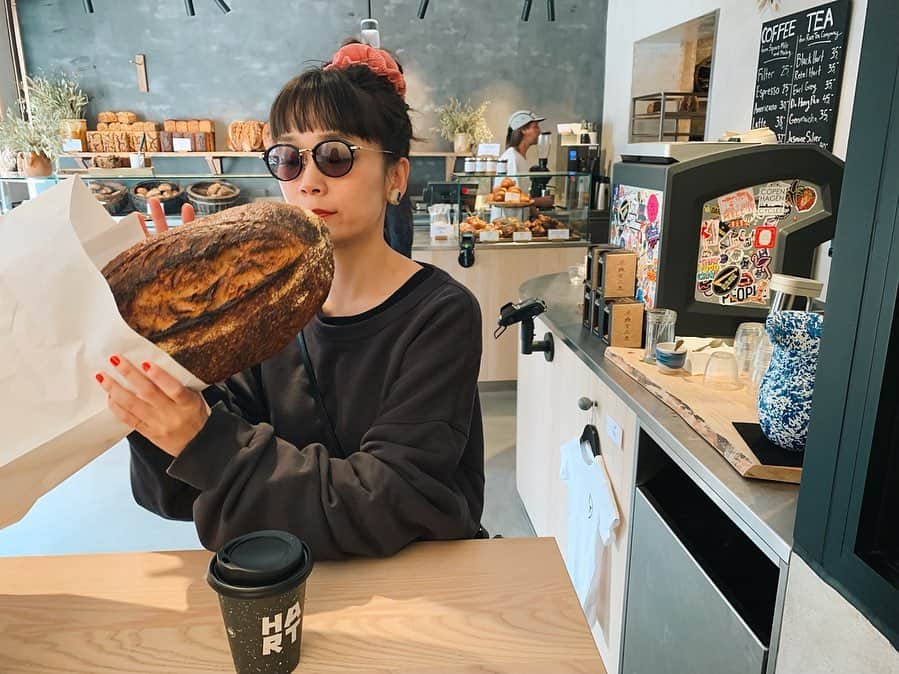 のインスタグラム：「HART BAGERIのサワードウブレッド🍞表面はバリバリと激しめな音を立てて、焦げたお醤油の様な香ばしさがたまらない。香ばしい鼻に抜ける香りとモチモチとした中身のパン生地。とってもとっても美味しい‥‥♡ここはデニッシュも絶品だった！朝は寒くてスエット二枚重ね⛄️⛄️⛄️ #サワードウ #パン #🍞」
