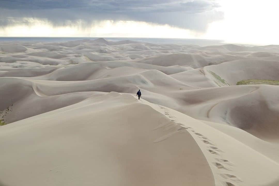 National Geographic Travelさんのインスタグラム写真 - (National Geographic TravelInstagram)「Photo by @mborowick | A hiker crosses one of the larger ridges at Great Sand Dunes National Park in southern Colorado. These dunes cover approximately 232 square miles of land and are responsible for bringing in over 440,000 visitors. #colorado #sanddunesnationalpark #explore #unitedstates #nature」6月27日 19時00分 - natgeotravel