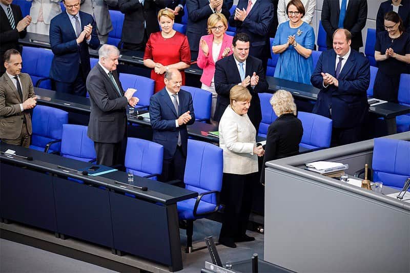 アンゲラ・メルケルさんのインスタグラム写真 - (アンゲラ・メルケルInstagram)「Willkommen im Kabinett, Frau Ministerin! Christine Lambrecht ist seit heute neue Ministerin der #Justiz und für #Verbraucherschutz. Am Vormittag wurde sie von @bundespraesident.steinmeier ernannt, kurz darauf im Parlament von Bundestagspräsident Schäuble vereidigt. Ihre Ernennungsurkunde erhielt sie aus den Händen von Kanzlerin #Merkel. --- Welcome to the Cabinet, Minister Lambrecht! Christine Lambrecht is the new Minister for #Justice and Consumer Protection. This morning she was appointed by Federal President Steinmeier and shortly afterwards sworn in by Federal Parliament President Schäuble. She received her certificate of appointment from Chancellor Merkel. #welcome #bundestag」6月27日 19時02分 - bundeskanzlerin
