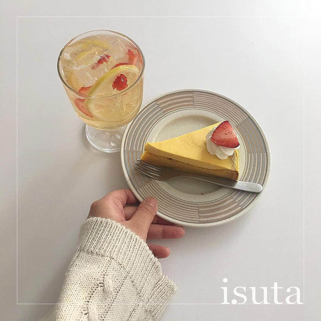 isutaさんのインスタグラム写真 - (isutaInstagram)「. 韓国・望遠洞にあるカフェ「오코드（オコドゥ）」をご紹介♡ . 白を基調としたシンプルな空間が魅力的なお店です♩ . ケーキやマフィンなどのスイーツや、フルーツが入ったエイドなど、可愛いメニューが揃っているんですよ！ . また店内では、エコバッグやスマホケースなどの雑貨も販売しているんです！ . ぜひソウルを訪れる際は立ち寄ってみてください❤︎ __________ 오코드（オコドゥ） Open：火〜金曜日 13:00〜20:00 土日12:00〜19:00 close：月曜日 access：地下鉄6番線망원역（マンウォン駅）1番出口 徒歩9分 ________ Photo by @ppl._u9 @s_pin12 @insomnia___01 . isutaのwebサイトでは、おすすめのコーデから可愛いカフェまでたくさんの情報をお届けしています！ また、isutaのオリジナルグッズも販売中！ ぜひisutaのwebサイトからチェックしてみてください♩ . #isuta #isutapic #isutacafe #イスタ #韓国カフェ #ocord」6月27日 19時11分 - isuta_jp