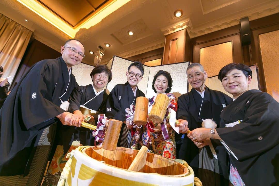 KOTOWA鎌倉 鶴ヶ岡会館さんのインスタグラム写真 - (KOTOWA鎌倉 鶴ヶ岡会館Instagram)「お米には神様が宿っていると言われており、﻿﻿ お米から作られた日本酒はとても神聖なものと言われています。 ﻿﻿ ﻿﻿ その日本酒をゲストの皆様に振る舞うことで「夫婦円満が約束される」と言われています。﻿﻿ ﻿﻿ 新たな夫婦の誕生と、両家の繋がりをお祝いするように親御様と一緒に開くのも素敵ですね。 ﻿ ﻿ ﻿ #kotowa #古都ジェニック #鎌倉和婚 #舞殿 #神殿 #鶴ヶ岡会館 #神前式 #鶴岡八幡宮 #鎌倉 #湘南 #鎌倉結婚式 #dearswedding #wedding #結婚式 #プレ花嫁 #オリジナル #ウェディング #和装 #白無垢 #和婚 #ウェディング #フィオーレビアンカ #段葛 #小町通り #日本の結婚式 #メイク #フォトジェニック #プレ花嫁さんとつながりたい #プレ花嫁」6月27日 19時12分 - kotowakamakura