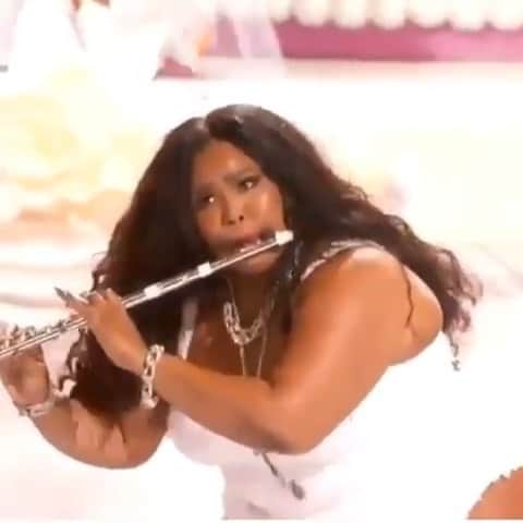 カーラ・デルヴィーニュのインスタグラム：「I actually cried when I watched this!!! You can totally toot my flute anytimeI. I fucking adore you @lizzobeeating and love seeing queens love each other @badgalriri ❤️🎼❤️」