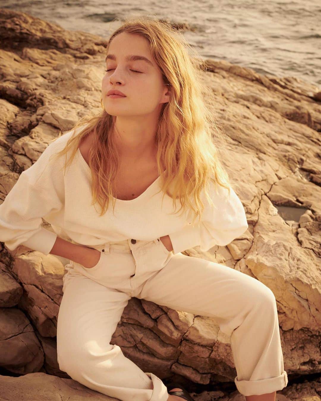 アメリカンビンテージのインスタグラム：「Sun, sun, sun ☀️ @_adelefarine #americanvintage #womenswear #ss19 #summer19 #denim #basics #essentials #wardrobe」
