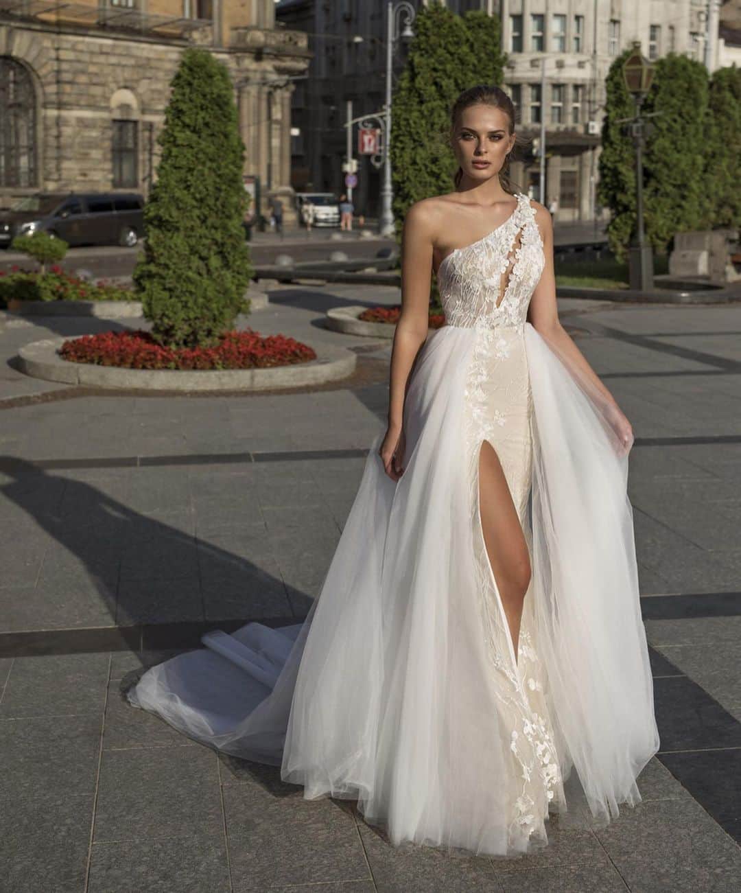 Wedding Lifeのインスタグラム：「So BEAUTIFUL!😍 ”Miley” gown from the Amor Collection by @rikidalal_official . . Do you prefer this look with or without the train? ”It also comes with removable chapel train,so you can change it up!” .  For inquiries: 👍 DM: @rikidalal_official 📧 Email: info@rikidalal.com 🌎 Visit: www.rikidalal.com .  Photo credit: @alexanderlipkin」