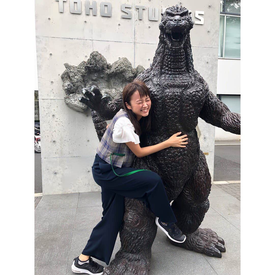 真下玲奈さんのインスタグラム写真 - (真下玲奈Instagram)「衣装合わせに行ってきました。 衣装着て、 ぐぐっとキャラの特徴が見えてきました😚 . . 私、ゴジラの前ですぐ撮りたい病らしい。 . . #ゴジラ #ゴジラとコラボ #ゴジラ像 #beams #lifewithflowers #UNIQLO #東宝スタジオ#成城学園前 #衣装合わせ #真下玲奈 #godzilla #toho #スタジオ #撮影会 #めっちゃ笑ってる #爆笑」6月27日 19時22分 - r.mashitaaa.221