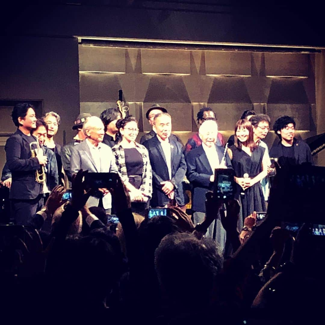 松浦美穂さんのインスタグラム写真 - (松浦美穂Instagram)「村上春樹さんの作家デビュー40周年のスペシャルナイト。 公開録音で、リスナーに向けての最高の一夜。1万5000人越えの応募からたったの150人の当選者。 「村上Radio」の司会は坂本美雨さん。可愛い美雨さんの素敵な声が春樹さんと重なる音もまた美しいセッション。 そして、音楽監修の大西順子さんが村上JAM BANDを結成。  その他にスペシャルゲストとして、レジェンドクラリネット奏者の北村英治さん(90歳)やレジェンド渡辺貞夫クインテットをお迎えしてのジャムセッション。楽器を鳴らすと急に20代⁇30代⁇  村上春樹さん作の小説を高橋一生さんが朗読したり、スガシカオさんが「夜空のムコウ」を歌ったり、と… 豪華な一夜の最後は村上春樹さんご自身の作品朗読。素晴らしい‼️一夜となりました。 forever young✨✨ #村上RADIO #HarukiMurakami #FM東京 #村上JAM #MURAKAMI JAM #40th anniversary #haircut #twiggytokyo」6月27日 19時23分 - twiggy_mihomatsuura