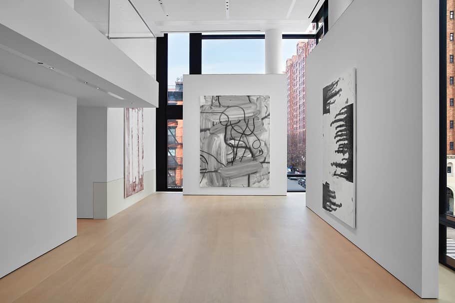 のインスタグラム：「Visit the Hill Art Foundation in New York to see “Maybe Maybe Not,” an exhibition of works by Christopher Wool, before it closes tomorrow!  The show inaugurated the exhibition program of the Hill Art Foundation, a cultural center conceived to offer broad public access to the incredible collection of works assembled by Janine and J. Tomilson Hill over the past four decades. This presentation of paintings, works on paper, photographs, and prints encapsulates the evolution of Wool’s career, ranging from his early experiments with ready-made forms in pattern and word paintings to his more recent explorations of spontaneous gesture and digital intervention. Find out more via the link in our bio! __________ #ChristopherWool #Gagosian #Repost: @hillartfoundation. Artwork © Christopher Wool. Photos: Matthew Herrmann」