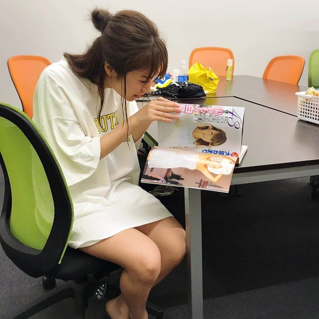 大原かおりさんのインスタグラム写真 - (大原かおりInstagram)「アップが遅くなってしまいましたが😅🙏 ☺︎ 6月22日(土)は、よみうりランドのプールサイドで行われた『ホリエモン×100人のグラビア美女・フレッシュ撮影会』に参加させてもらってきました👯‍♀️💕 私は100人の美女ではなく… グラビア撮影もなく…👋👋😆ww 若いアイドルちゃんにポージングを伝授しにいくお局役としてゲストで読んで頂きました🙋‍♀️🌟 いっぱい写真もらったので順番にアップさせてもらいますねっ❤️ ☺︎ まずは、同じ事務所の菜乃花ちゃん😘💕 2人で同じ控え室だったので、いっぱいお話出来て楽しかった〜👯‍♀️🎶 先週発売号の『週刊大衆』の私の袋とじグラビアを菜乃花ちゃんが一生懸命開けてくれてて面白かった〜😆🤞 菜乃花ちゃん、可愛いし性格良いし大好きです😘💞 ☺︎ 男目線で袋とじを開けてくれてありがとねっ👨🔍✨w * #グラビア #撮影会 #フレッシュ撮影会 #美人 #100人 #よみうりランド #ポージング #ポージングレッスン #私は #ポジション #お局 #衣装は #頑張って #セクシーに #控え室 #菜乃花 ちゃん #フィット #同じ事務所 #かわい子ちゃん #週刊大衆 #袋とじ #開けてくれて #ありがとう #慎重に #なのか #大好き #😘 #💓」6月27日 19時18分 - oharagaori_otty