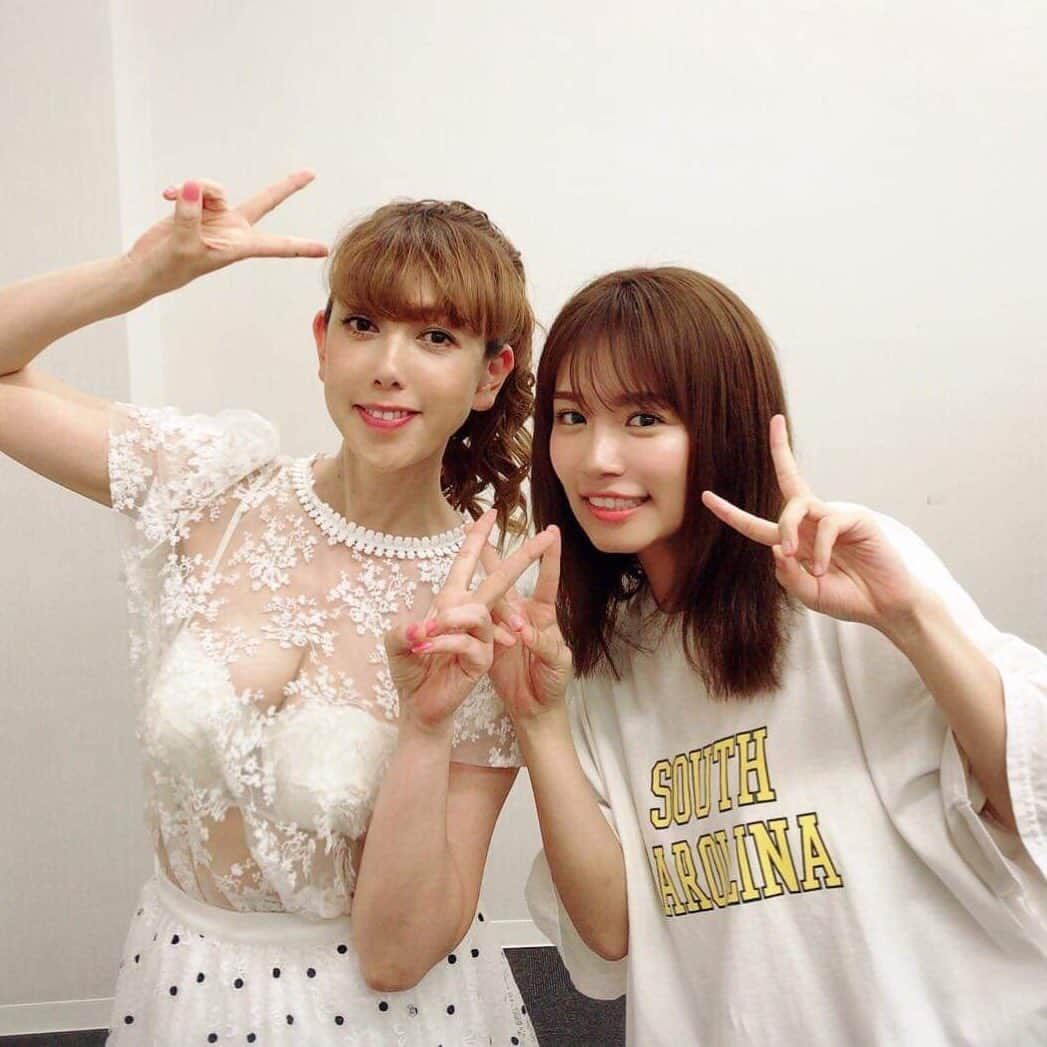 大原かおりさんのインスタグラム写真 - (大原かおりInstagram)「アップが遅くなってしまいましたが😅🙏 ☺︎ 6月22日(土)は、よみうりランドのプールサイドで行われた『ホリエモン×100人のグラビア美女・フレッシュ撮影会』に参加させてもらってきました👯‍♀️💕 私は100人の美女ではなく… グラビア撮影もなく…👋👋😆ww 若いアイドルちゃんにポージングを伝授しにいくお局役としてゲストで読んで頂きました🙋‍♀️🌟 いっぱい写真もらったので順番にアップさせてもらいますねっ❤️ ☺︎ まずは、同じ事務所の菜乃花ちゃん😘💕 2人で同じ控え室だったので、いっぱいお話出来て楽しかった〜👯‍♀️🎶 先週発売号の『週刊大衆』の私の袋とじグラビアを菜乃花ちゃんが一生懸命開けてくれてて面白かった〜😆🤞 菜乃花ちゃん、可愛いし性格良いし大好きです😘💞 ☺︎ 男目線で袋とじを開けてくれてありがとねっ👨🔍✨w * #グラビア #撮影会 #フレッシュ撮影会 #美人 #100人 #よみうりランド #ポージング #ポージングレッスン #私は #ポジション #お局 #衣装は #頑張って #セクシーに #控え室 #菜乃花 ちゃん #フィット #同じ事務所 #かわい子ちゃん #週刊大衆 #袋とじ #開けてくれて #ありがとう #慎重に #なのか #大好き #😘 #💓」6月27日 19時18分 - oharagaori_otty