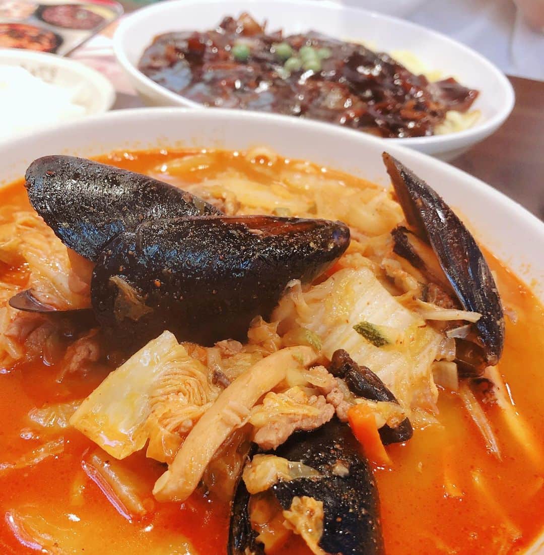 高橋花林のインスタグラム：「【 #東大門 】 #香港飯店0410  行ってみたかったとこー！！！！ チャジャン麺！！！このお店もすごい夜中に行ったよ。 . 「ももちゃん、ももちゃん、変なこと言っていい？？これハヤシライスだわ！」 .  めちゃくちゃ美味しかったです。 一緒に頼んだ海鮮ちゃんぽんも最高に美味しかった。 . #韓国旅行 #韓国女子旅 #韓国グルメ #東大門ナイトショッピング」