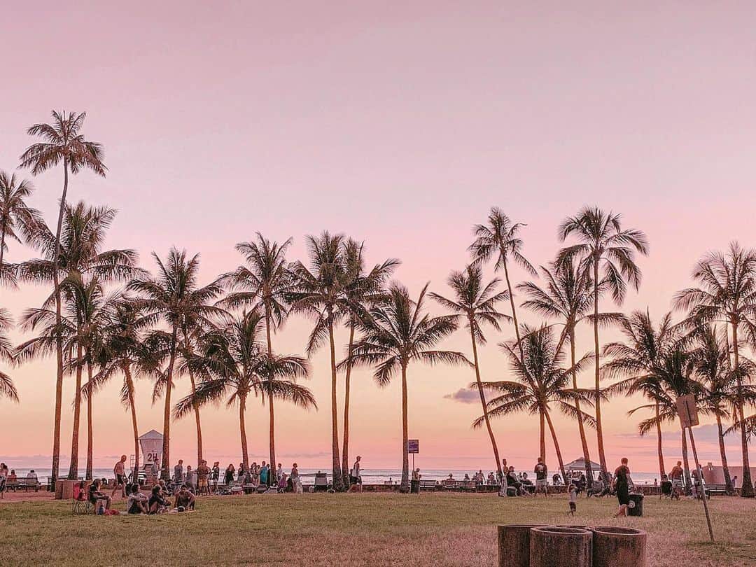 ユミ さんのインスタグラム写真 - (ユミ Instagram)「Sunset oahu share💗 It's magical coloring💗😌✨ 日焼けした跡がヒリヒリしてて ひたすらのクールダウンと保湿ケア😂🧡 まだちょっと赤い...😂 明日の撮影までに落ち着いてますように🙏🏽 have a great night✨👋🏾 #oahu#Hawaii#pink#heart#colorgram#beach#beachpark#palmtrees  #genic_hawaii#gelatosky#coloring #islandmagic#genic_pink#sky #gradation#sunset#dreamin」6月27日 19時30分 - yuminchu1029