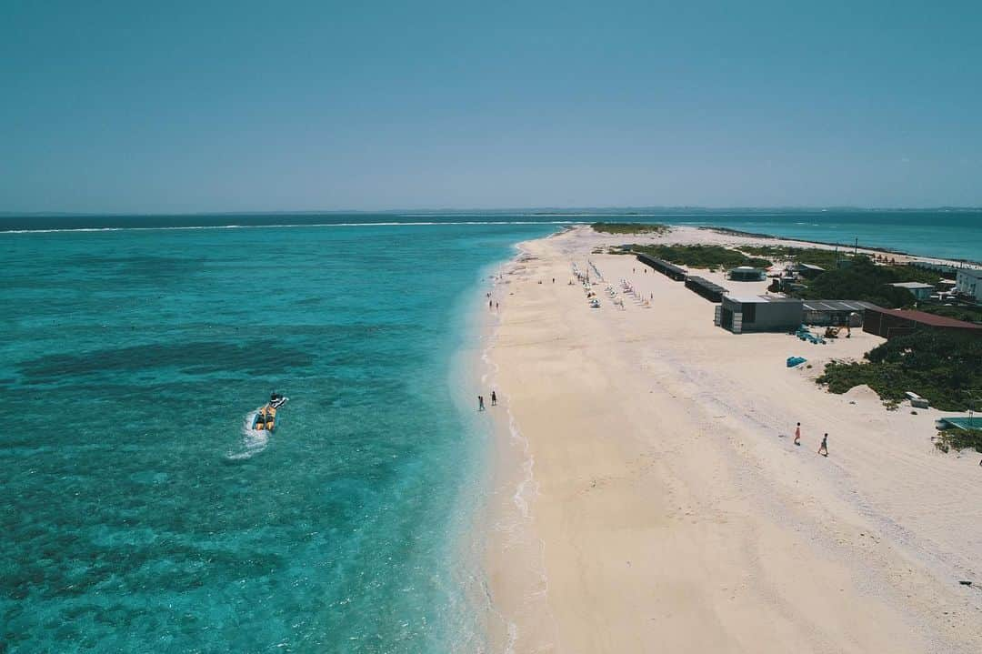 Be.okinawaさんのインスタグラム写真 - (Be.okinawaInstagram)「Nagannu Island is the perfect place to disconnect and immerse into the sparkling blue waters of Okinawa! They also do an amazing job preserving the island's wildlife and natural beauty! ©OCVB  #nagannuisland #tokashiki #나간누섬 #도카시키 #ナガンヌ島 #渡嘉敷 #sea #beach #beachlover #marinesports #beokinawa #visitokinawa」6月27日 19時31分 - visitokinawajapan