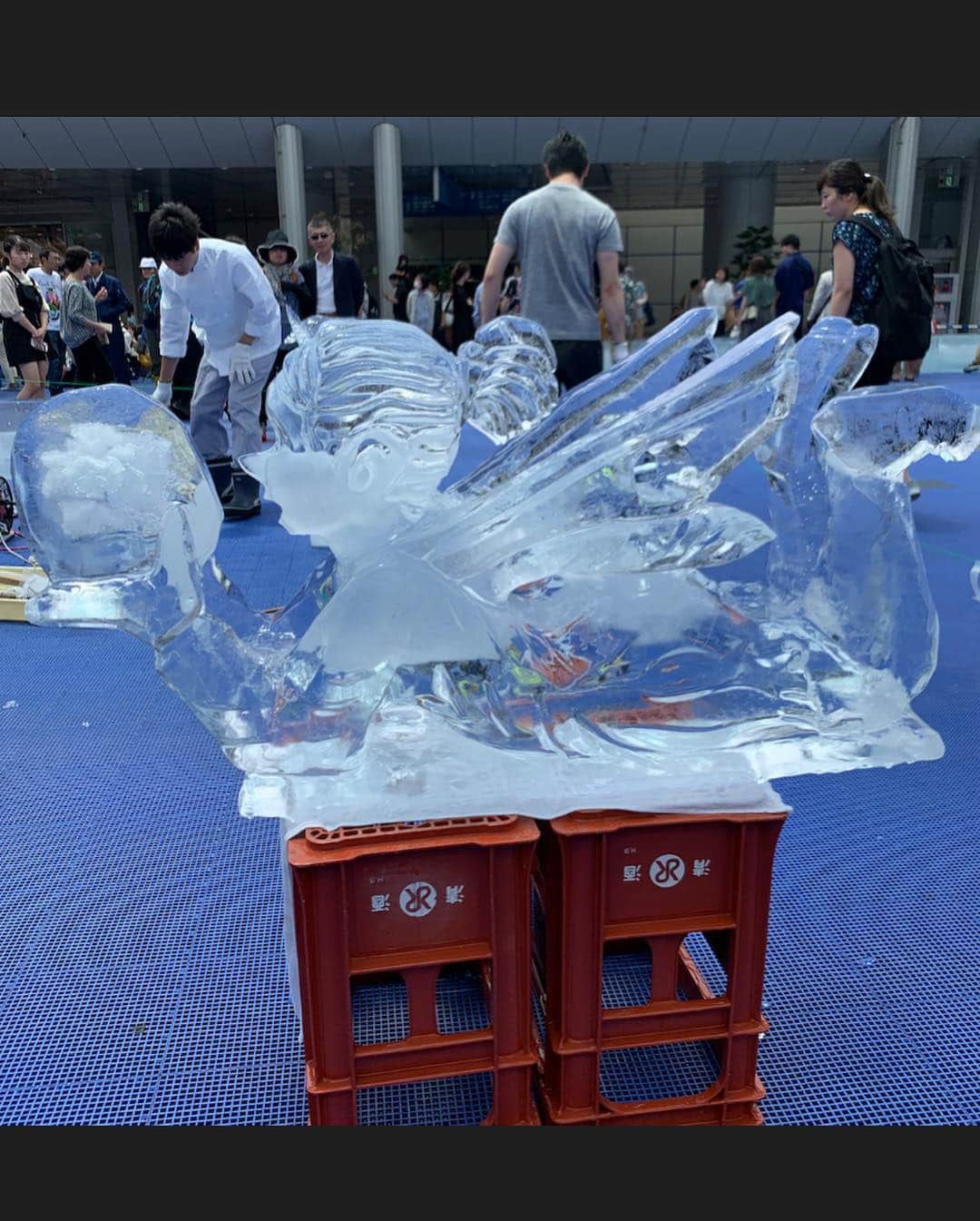 木部さんさんのインスタグラム写真 - (木部さんInstagram)「名古屋では、氷のイベントもやっていました！🍧❄️❄️ . . .  氷を切る体験をしたり、人口の雪で遊んだり、周りの子供たちと一緒に遊んじゃいました！🤣👍☃️ . . . . #氷 #氷屋 #氷職人 #雪 #雪遊び #6月 #氷の彫刻 #氷のアート #ice #icemaker #icecarving #icefest #snow #playinthesnow❄⛄#iceart」6月27日 19時25分 - kibe_dayo