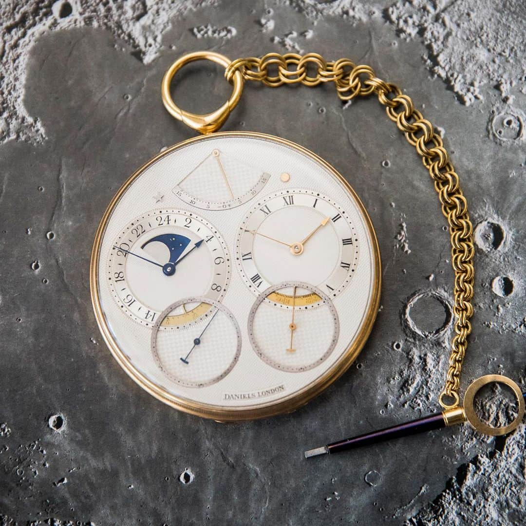 サザビーズさんのインスタグラム写真 - (サザビーズInstagram)「Man in the moon 🌕: George Daniels conceived his legendary ‘Space Traveller I’ as “the kind of watch you would need on your package tour to Mars”. One of the most technically accomplished watches of all time and the most revered of just 23 pocket watches Daniels produced during his lifetime, this watch is set to go on view for the first time in the UK tomorrow in our #London galleries.  Widely regarded as the greatest watchmaker of the 20th Century, George Daniels created the Space Traveller I in 1982 to commemorate the 1969 American moon landing - an event that left a great impression on his life. The Space Traveller was built with both solar and sidereal time, equation of time, and phases of the moon, as well as utilising Daniels’ famous independent double wheel escapement, which has captivated collectors since its inception in 1974.  The Space Traveller will be offered in the “George Daniels, Visionary” sale on 2 July - the first of four auctions dedicated to the “Masterworks of Time” collection, one of the most important collections of timepieces remaining in private hands. Exhibition 28 June – 1st July #SothebysWatches #GeorgeDaniels  #SpaceTraveller #MasterworksofTime #PocketWatch」6月27日 19時28分 - sothebys