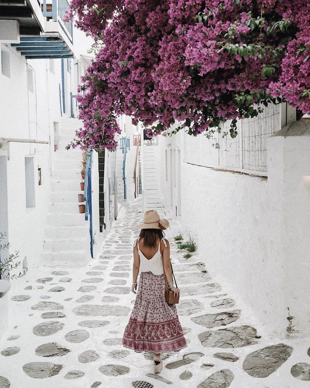 Manamiのインスタグラム：「📍Mykonos town ほんとに可愛いミコノスタウン💗 ブーゲンビリアがもりもり咲いてる🌺💜🌺💜 ㅤ hut @shopplanetblue tops & sandal @zara skirt @spell bag from Morocco ㅤ 📸 @mina__37__」