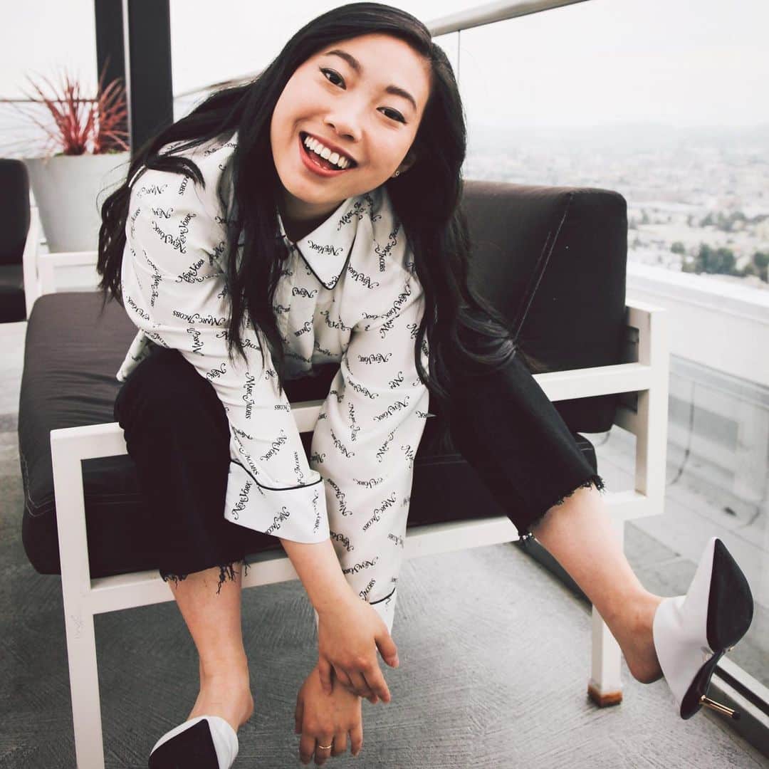 New York Times Fashionさんのインスタグラム写真 - (New York Times FashionInstagram)「@awkwafina used to love blush, until one day she saw her reflection in a subway window and had a revelation: "I looked insane," the “Crazy Rich Asians” star said. Read all about her new beauty and wellness routine, link in bio. Photograph by @amydickerson_photographs」6月27日 19時34分 - nytstyle