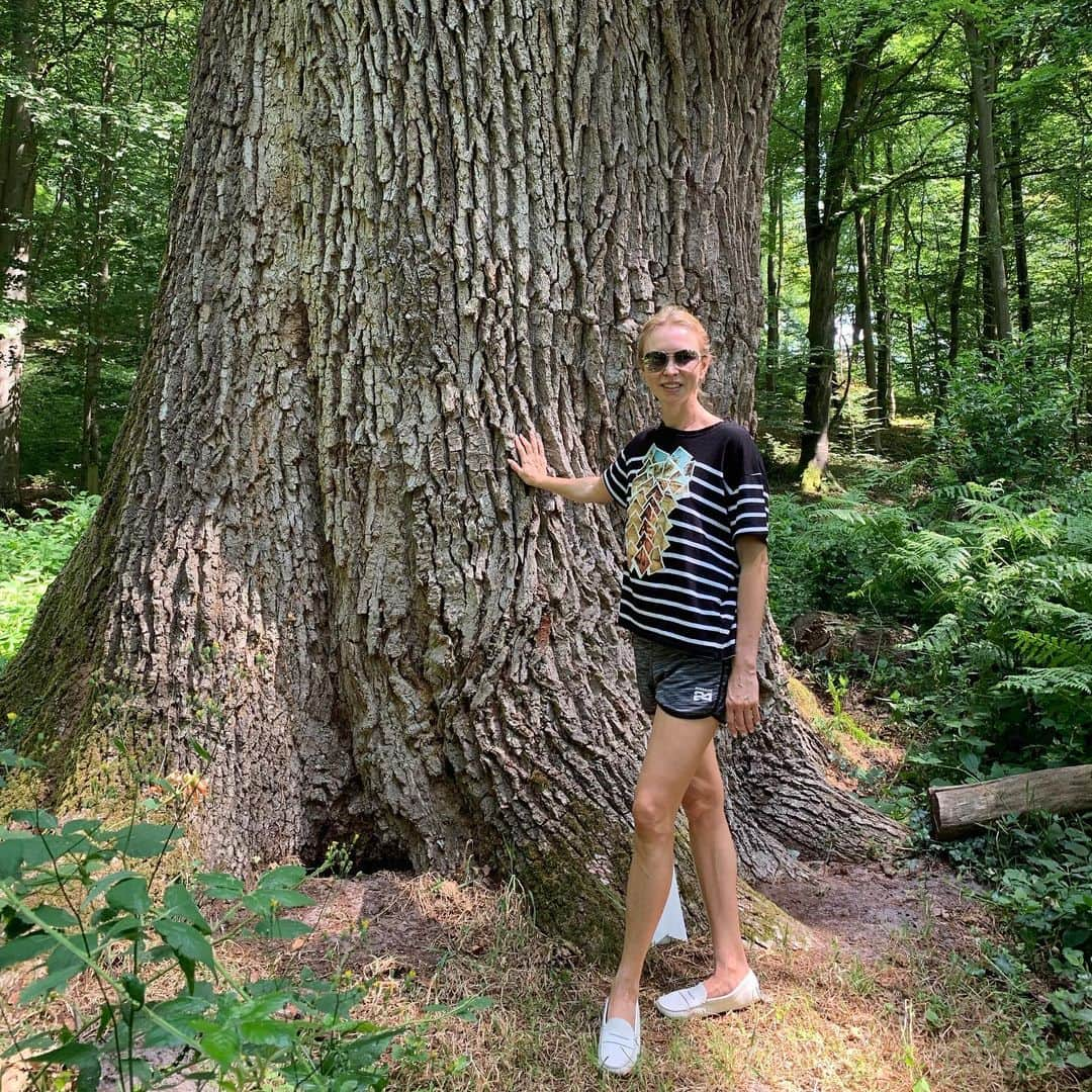 タチアナ・トトミアニナさんのインスタグラム写真 - (タチアナ・トトミアニナInstagram)「Я и дуб (ему 450 лет) 🌳✌️」6月27日 19時35分 - tatianatotmyanina