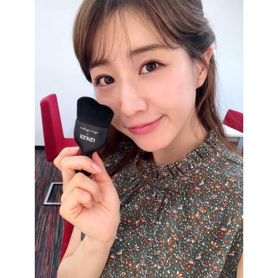 GINGERさんのインスタグラム写真 - (GINGERInstagram)「お仕事合間のみな実さんより8月号の付録コメントが届きました！ . 「ブラシとしてはもちろん、ツボ押しも気持ちよくて、リフレッシュできました❤️ 小田切さんさすがです✨✨」 #gingermagazine  #田中みな実 #輪郭補整ブラシ #付録 #小田切ヒロ #ginger #ジンジャー #gingerweb」6月27日 19時35分 - ginger_magazine