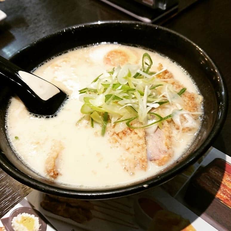 のインスタグラム：「😋 タイなのに。。。 空港で早速 #麺活  #麺ズ倶楽部  #豚骨ラーメン  #豚カツ入り  #寿司  #スパイシーマグロロール #食べスギちゃん  一人で食べ過ぎじゃね？」