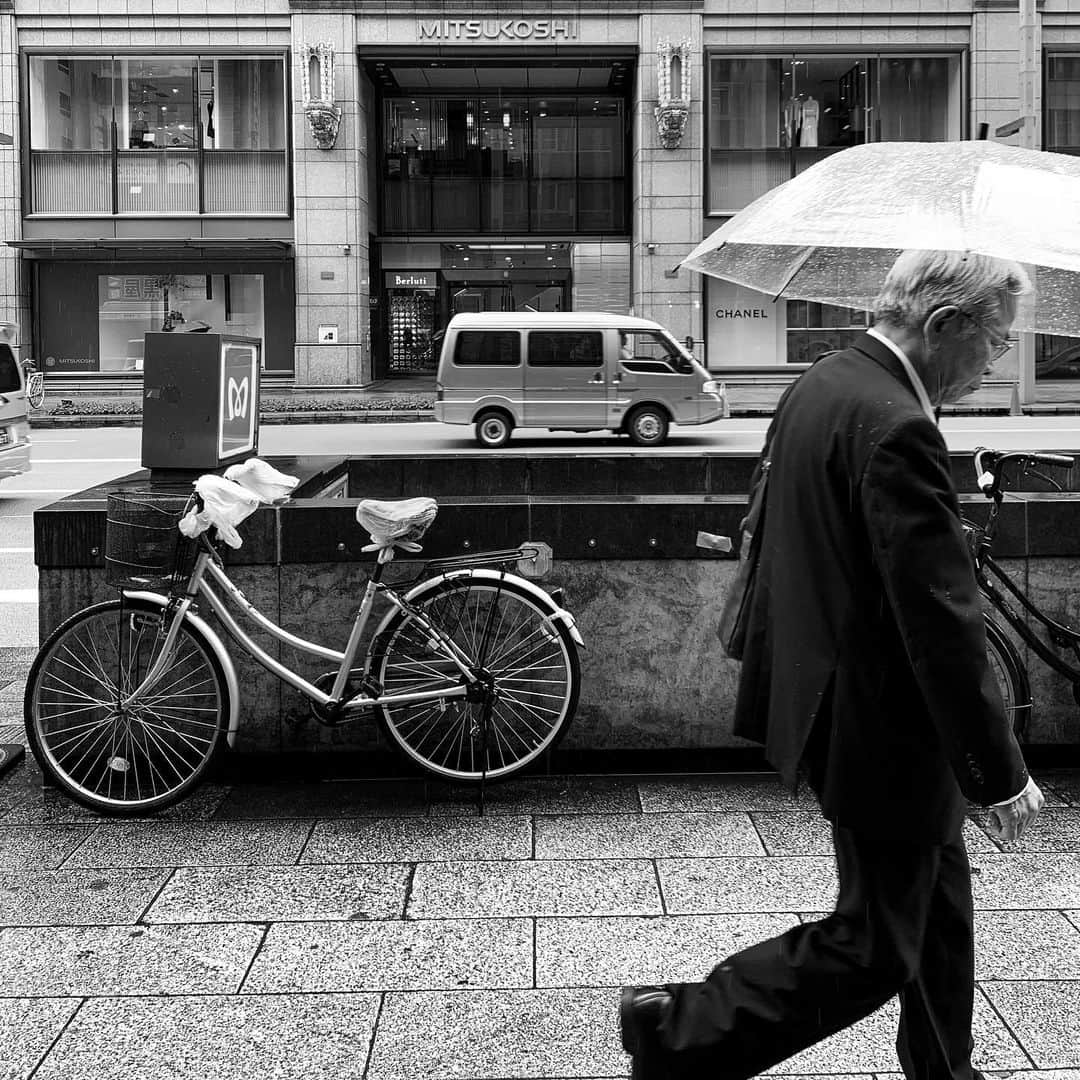 naotakeのインスタグラム：「雨 - A rain / iPhone XR + Snapseed, 20190628 . . こんな時期に台風だなんて。 . . #royalsnappingartists #infamous_family #rsa_main #infinity_photo_cult #2_fineart #jp_gallery #jp_gallery_bnw #trb_bnw #wp_bnw  #bnw_life #bnwlife_member #bnw_life_shots #bnw_captures #world_bnw #top_bnw #team_jp_ #team_jp_モノクロ #ig_energy_bw #ig_nihon #streetphotographybnw #igersjp #blackandwhite #bnw #bnwphoto #monochrome #bw #bnwphotography #ShotOniPhone #shotoniphoneXR」
