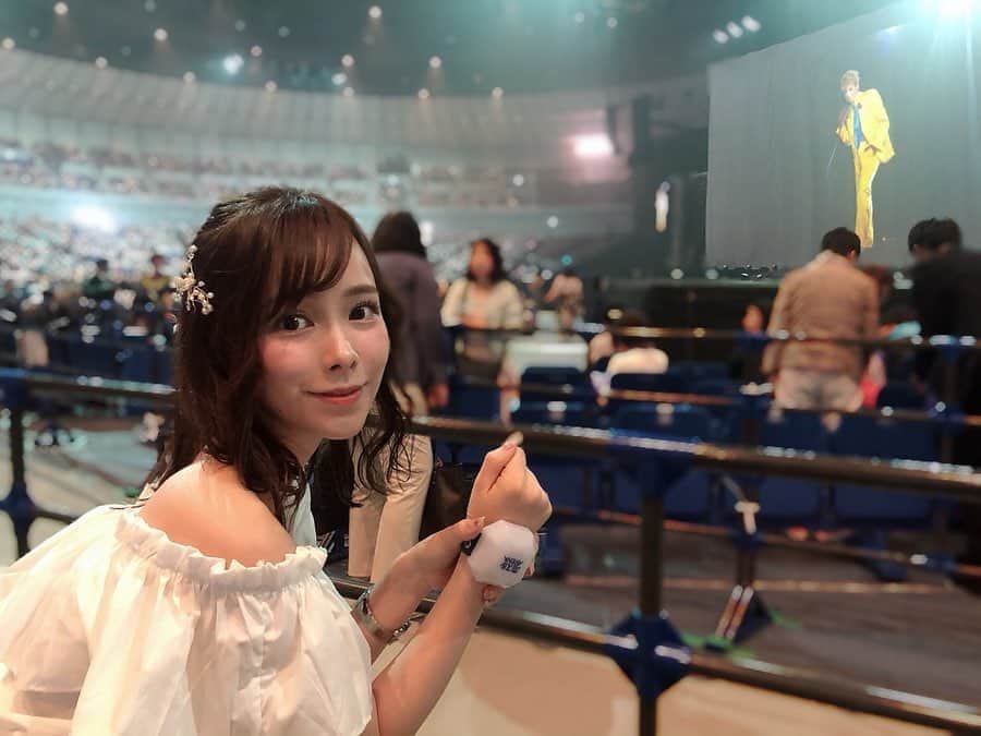 黒澤詩音のインスタグラム：「*﻿ ﻿ 宝塚花組 #恋するアリーナ 🌸﻿ ﻿ "RIO ASUMI SUPER TIME @ 045"﻿ ﻿ このタイトルを観た時にすぐに、﻿ こ！これは！行かなくてはならぬ…！！！﻿ ﻿ そう思いました。﻿ ﻿ だってだって！横浜市民ならすぐ気がつきますよね！？﻿ ﻿ ﻿ 045！！我らが市外局番！！笑﻿ ﻿ ﻿ ということで、３公演全て観て参りました🐬﻿✨ ﻿ ﻿ オープニングから、ロックンロール調の横浜市歌！﻿ ﻿ 横浜生まれ横浜育ち、﻿ 本当にこの地元横浜が大好きな私にとって﻿、とても幸せな楽曲の数々！﻿ ﻿ その横浜メドレーコーナーでは、﻿ 後半２公演は、#花より男子 公演中の れいちゃん(#柚香光 さん)も登場🥺✨﻿ ﻿ ハマのマイティーと称しマイティー( #水美舞斗 さん)が、ハマの番長の登場曲 #リーゼントブルース を熱唱！﻿ ﻿ その他にも、往年の横浜を舞台にした名曲を花組の皆様が披露✨﻿ ﻿ ﻿ 初日の聖火リレーでの華ちゃん( #華優希 さん) や、翌日は、昼夜２公演続けてみりお様( #明日海りお 様)と恐れ多くもハイタッチ。﻿ その他にも、この３公演でどれだけの組子の皆様に触れあわせていただき、釣られに釣られたのだろう…。﻿ なんとか気を確かにギリギリのところで保ちました。。笑﻿ ﻿ （れ、れいちゃんは、、反対側でした、、、😭笑。﻿） ﻿ ﻿ 本当に素晴らしいステージでした😊 ﻿ ﻿ 夢のような時間でパワーをチャージして！﻿ お仕事しっかり楽しく頑張りますっ😊！！﻿ ﻿ ﻿ ﻿ #宝塚歌劇団 #花組 #恋するarena #宝塚花組  #宝塚歌劇 #観劇 #コンサート #横浜アリーナ （会場撮影は近くのスタッフさんに確認致しました🙇‍♀️） #アナウンサー」