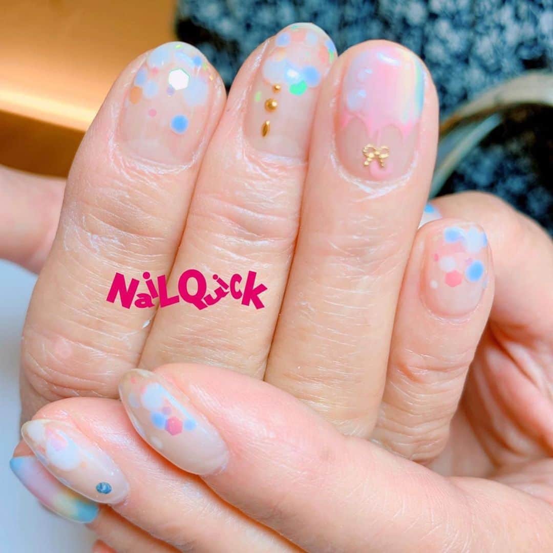 ネイルサロンならネイルクイックさんのインスタグラム写真 - (ネイルサロンならネイルクイックInstagram)「［#ネイルクイック本厚木店］ 📷 @myai_26 @nailquick_honatsugi ・・・ 虹のカラフル傘☂️🌈 . 兄妹で妹ちゃんが持ってそうなピンクの傘(笑) 反対の手、親指にはちょっと大きいブルーのラインのお兄ちゃん傘も☂️ . 梅雨の時期もネイルは楽しいですね💅 . . @nailquick  @nailquick_honatsugi  @nailparfaitgel  #6月ネイル#梅雨ネイル#傘ネイル#虹ネイル#レインボーネイル#雨ネイル#ピンクネイル#ペイントアート#ネイルアート#ジェルネイルアート#ジェルネイルデザイン#夏ネイル#ネイルパフェ ジェル#nails#nailart#gelnails#gelnaildesign#honatsugi#本厚木ネイルサロン」6月27日 19時42分 - nailquick