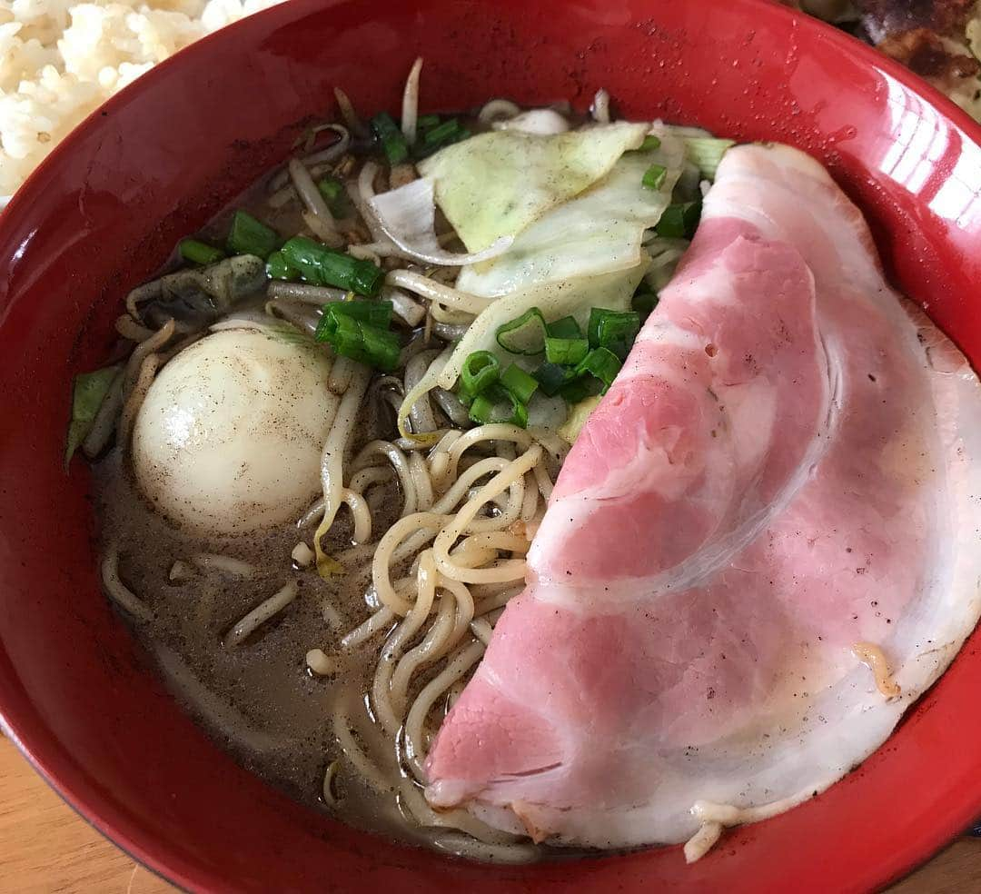 辻仁成さんのインスタグラム写真 - (辻仁成Instagram)「にんにく焦がし豚骨ラーメン作ってみた。もやしとキャベツ炒め、半熟卵、チャーシューはローマのポルケッタ、かなり、美味かった！」6月27日 19時43分 - tsujihitonari