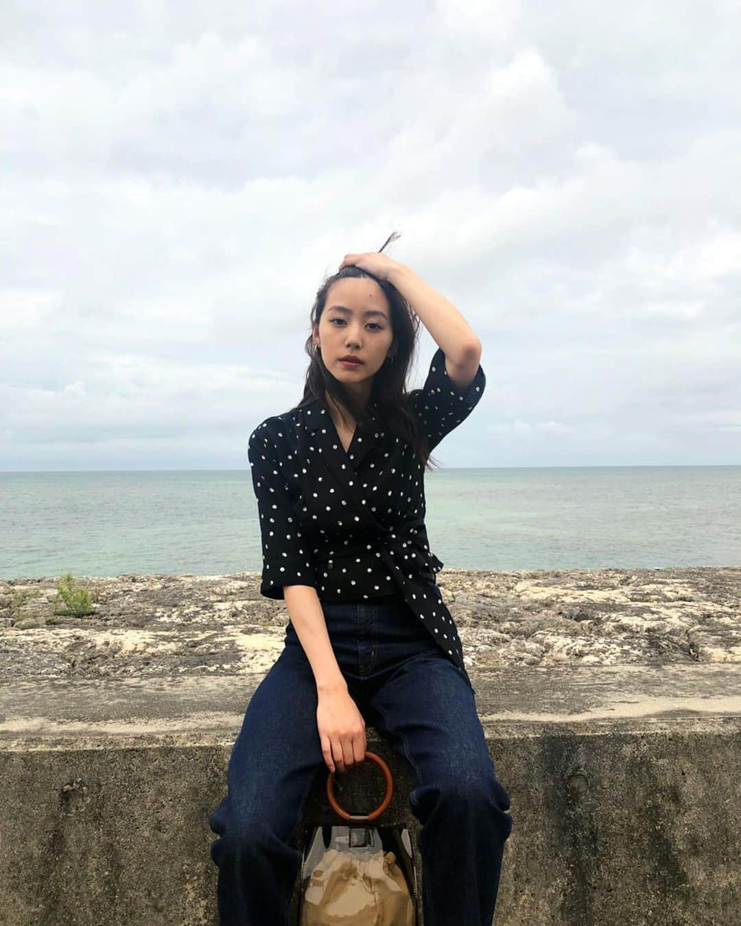 Shiho Sasakiのインスタグラム：「インスタライブin沖縄🌴 ご視聴ありがとうこざいました🙏 着用していたコーデはストーリーのURLからチェック出来ます✈️ パルコシティの目の前は綺麗な海が広がっていて、最高の景色でした📸 #MOUSSY#MOUSSYSNAP」