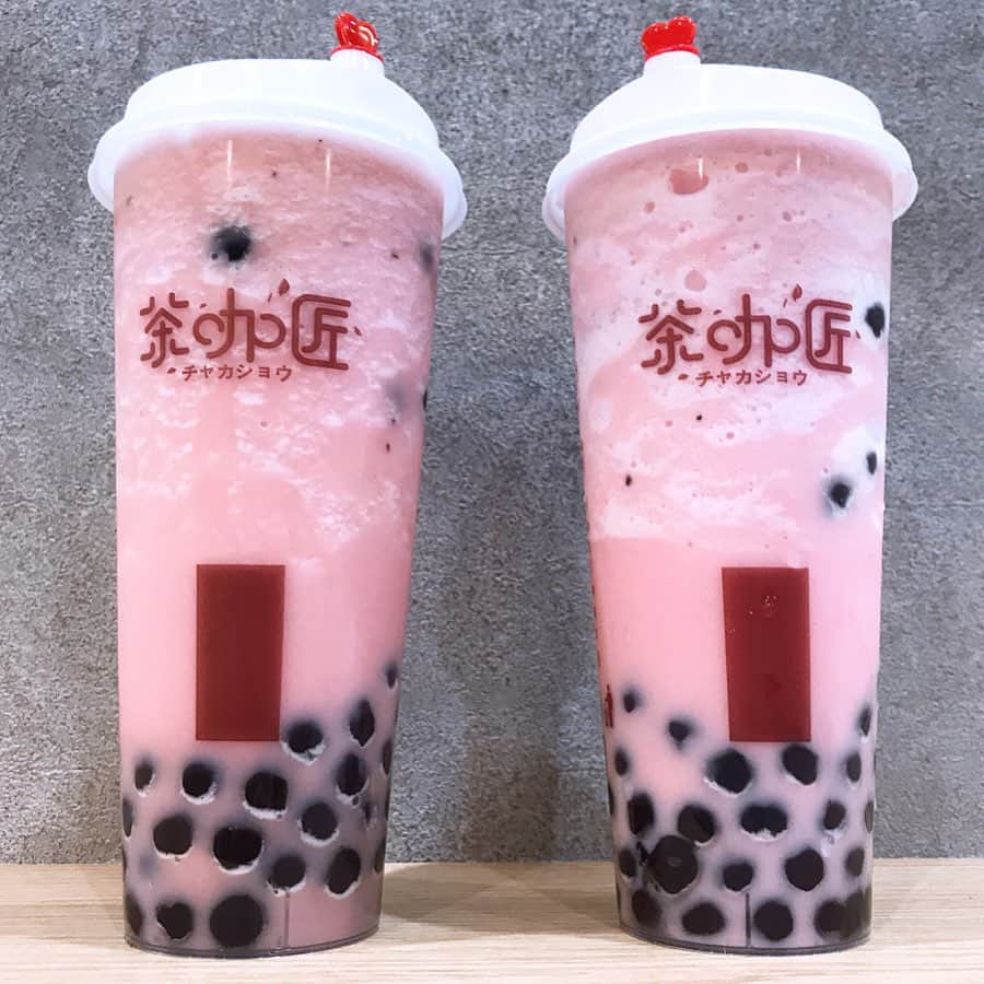 のインスタグラム：「【吉祥寺 チャカショウ】 チャカショウ吉祥寺店ついにオープン！ 6/28オープン割引で全品半額‼️ 29日新作スイカスムージースタート🍉 りゃうくん割もあるから下まで読んでね💁‍♂️ ⠀ 🏠#チャカショウ #吉祥寺 🚶‍♂️吉祥寺駅南口（公園口）から徒歩1分 (南口を出て右側に曲がるとすぐある) ⏰10:00〜22:00 ⠀ タピメモ✍️ タピ量多め、大粒もちもちの通常タピオカと、大粒ぶにゅぐにゅ食感の黒糖タピ👍 ⠀ ⠀ 👑オススメランキング👑 🥇オレオスムージ 🥈ゴマスムージー 🥉黒糖タピオカミルクおれお+チーズトッピング ⠀ チャカショウ吉祥寺店がオープン。 ⠀ 28日は吉祥寺店限定で全品50%OFF‼️ ⠀ 店内めちゃ広くて、テーブル14席 コンクリート壁のシンプルオシャレ ⠀ メモ✍️ □スムージーシリーズが最高にうまい □ミルクティーは通常は甘さ70でさっぱりうまい。甘党は100に変更すべし □黒糖シリーズは抹茶黒糖とココア黒糖のみ甘さアップ可能。甘党は甘さUPがオススメ □オレオスムージー、ごま、ほうじ、抹茶は+70円で黒糖タピに変更するとばかうまい。 □黒糖ミルクの黒糖が50%→から100%に。 牛乳感が減り、甘さもUP。 □チーズクリームはあまじょっぱい。 □黒糖ミルクはオレオとチーズ追加すると神 □黒糖タピオカの黒糖の染み込み方は普通 □とにかくタピ量が多く、タピにブレがないのが特徴 □フォロワー人気No1のお店 ⠀ ㊙️りょうくん割のお知らせ㊙️ ⠀吉祥寺店限定 6月29、6月30、7月1日、7月2日はりょうくん割で100円引き👍(何杯でもOK) フォロー画面を見せてね！ ⠀ 7月1日は14:00〜17:00まで一日店長としてお店にいるからぜひ遊びにきて😉 ⠀ 💁‍♂️新作の説明💁‍♀️ ⠀ 29日から飲めるスイカスムージー🍉🍉🍉 ⠀ 新作オススメランキング 🥇スイカスムージー&チーズクリーム 🥈スイカスムージーティー 🥉スイカスムージー ⠀ さっぱりおした甘さが美味しい新作！ 通常タピオカたっぷり (期間限定商品なので、無料で黒糖に変更可能🤫) ⠀ 色がピンクで映え。スイカの果肉感はなし。 氷感はなし。スイカは全部Lサイズ。 ⠀ 💁‍♂️スイカスムージー&チーズクリーム うますぎる。 あまじょっぱめフォームとスイカのさっぱり感が混じりあってばかうまい。激推し。 ⠀ 💁‍♂️スイカスムージーティー ティーが入ってるのはスムージーティーだけ。 スイカの味がちょい消えるけどスイカとマッチしてて美味しい。後味もすっきりで最高。 ⠀ 💁‍♂️スイカスムージー スイカの味が一番強く感じる。 スイカの甘みも強いけど余計なシロップを入れてないのでくどくない。 スイカ好きにはこれがオススメ。 ⠀ 💁‍♂️スイカスムージー&ヨーグルト ヨーグルトは甘みのないプレーン。 どろり感、濃厚さが出る。 甘さが控えめになるので、スイーツとゆうよりもご飯代わりにするならこれ。 ⠀ 💁‍♂️スイカスムージー黒糖タピオカ 期間限定シリーズはタピオカを無料で黒糖に変更できる。 黒糖タピオカに変更できるのは嬉しいけど、スイカの味が消えちゃう。 黒糖タピオカ命なら変更してみよう。 わしはオススメしない🤫」