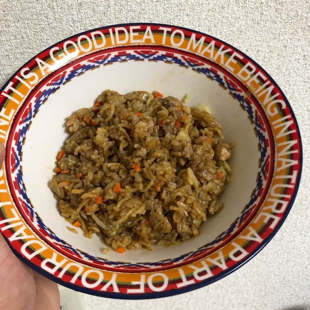 加藤順大さんのインスタグラム写真 - (加藤順大Instagram)「今日はこの前作ったそば飯を冷凍してていたのでチンしてそこにベーコンと目玉焼きをのせました。 あと、玉ねぎ人参キャベツのコールスロー！！ 作りすぎた食材を冷凍するって便利だし助かるねw 美味しかった！！ #nobu飯 #スタジアムグルメお楽しみに #料理 #Jリーガー #加藤順大 #男飯 #オトコメシ #漢飯 #趣味 #料理好きJリーガー #見た目より味」6月27日 19時50分 - nobuhiro1