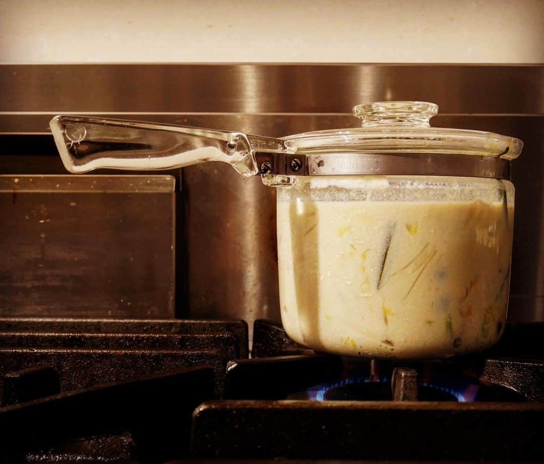松井美緒さんのインスタグラム写真 - (松井美緒Instagram)「. . 冬はお鍋が定番。 . . 市販のスープがあれば お鍋は簡単だし主婦の強い味方でもあります。 . . 暑い日だって 手抜きはしたいし でも暑いから鍋なんて… と思うかもしれませんが クリアのお鍋が１つあれば 涼しげに見え 暑い日のお鍋事情を乗り切れます☺︎ . . こちらはPyrexの鍋。 . . 我が家では 煮玉子したりと大活躍です。 写真は 豆乳鍋☺︎ . . #mio🍳cook  #いただきます #時短料理」6月27日 19時53分 - mio.matsui