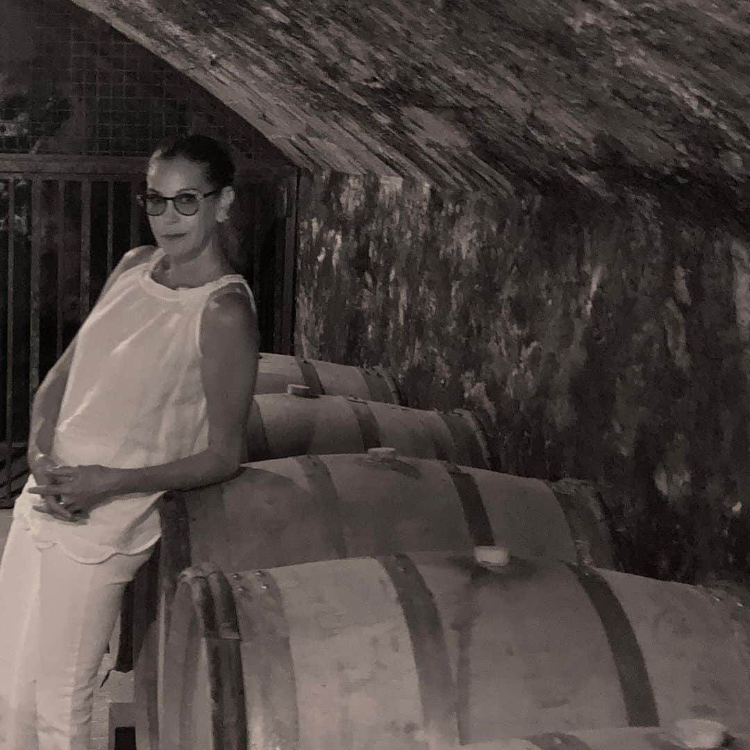 テリー・ハッチャーさんのインスタグラム写真 - (テリー・ハッチャーInstagram)「What do you do in a #heatwave?  #chill in a #wine #cave !!! Thanks @chateau.bellevue.morgon for the wonderful tasting and the AC!😂😂😂 #france #wine」6月27日 20時05分 - officialterihatcher