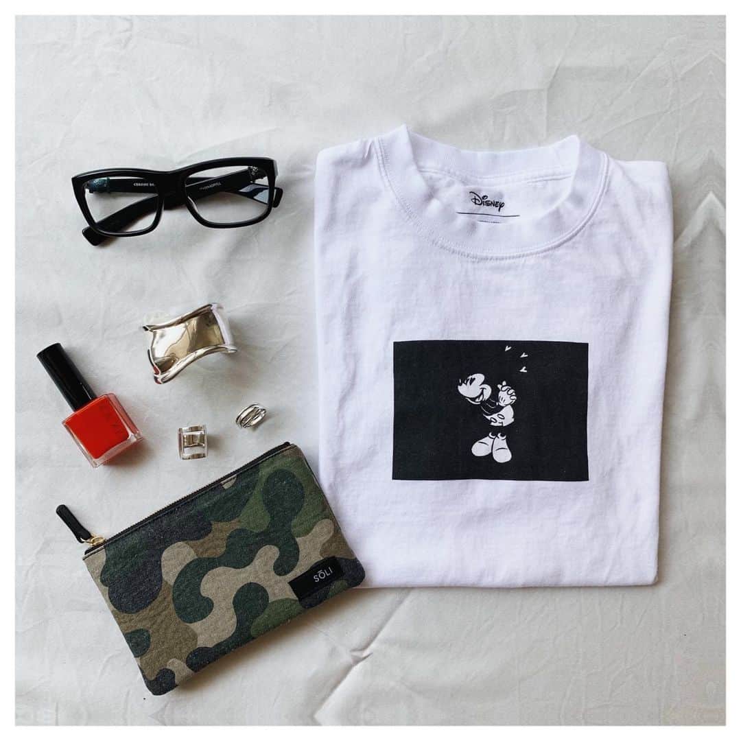 _coco_m23のインスタグラム：「☑︎お気に入り Tシャツ→ beautyandyouth_official  眼鏡→ chromeheartsofficial  バングル→ lavishgate  ポーチ→ soliofficial  ネイルポリッシュ→ addiction」