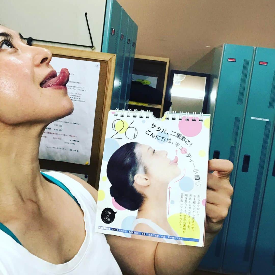 間々田佳子のインスタグラム：「自撮りすると…💦 顔が全部入ってない😅  #間々田佳子 #ひめくりカレンダー顔ヨガ #二重アゴにはこれ！」