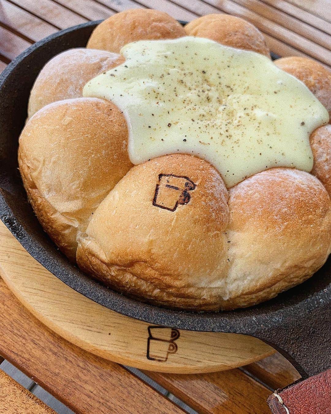 りなてぃさんのインスタグラム写真 - (りなてぃInstagram)「﻿ ﻿ ﻿ ﻿ ﻿ 【NAGOYA】﻿ #名古屋カフェ のご紹介💁🏻‍♀️💓 #りなぐるめ﻿ 🍳 ﻿ ﻿ ﻿ 名古屋市熱田区にある 【THE CUPS HARBOR CAFE】﻿ ﻿ ﻿ ひとこと言わせて、ほんとにおすすめ。🥺﻿ ﻿ ﻿ ﻿ #手ちぎりスキレットパン 🥖﻿ 今回はチーズフォンデュにしたよ〜！﻿ 2〜3人で食べるのがおすすめ❤︎﻿ ﻿ ﻿ とにかくパンがふわっふわでチーズも濃厚で﻿ もうほんとにおいしかった！！！﻿ ﻿ 想像よりも大きくて、食べ切れるかなぁって思ったけど﻿ 2人でペロリでした😋﻿ ﻿ ﻿ つぎはカレークリームが食べたいな🍛💓﻿ ﻿ ﻿ ティラミスのパフェも﻿ 甘いんだけど、ほんのりほろ苦くてたまらなかった🤤﻿ ﻿ ﻿ ﻿ この日は天気もよくて、テラス席で食べたら気持ちよすぎた🥺﻿ ただ風が強い日は、色々飛んでいっちゃうかもだから﻿ 室内の方がおすすめ🙋🏻‍♀️﻿ ﻿ ﻿ ﻿ ﻿ #愛知 #カフェ #カフェ巡り #りなぐるめ #ティラミス﻿ #名古屋 #パン #チーズフォンデュ #名古屋ランチ﻿ ﻿」6月27日 20時01分 - rinatea_25