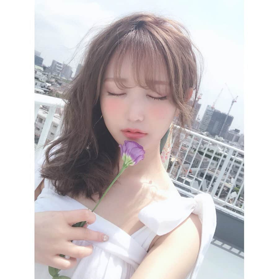 菅野結以さんのインスタグラム写真 - (菅野結以Instagram)「オレンジベージュのチーク&リップ🍊夏だね﻿ photo by @c_tagata #larme #magazine #shooting #makeup #beige #orange #rooftop #flower」6月27日 20時02分 - yui_kanno