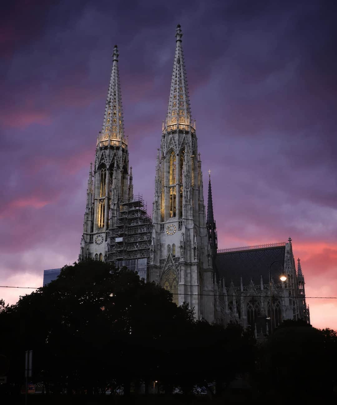 Rich McCorさんのインスタグラム写真 - (Rich McCorInstagram)「AD- Jousting case you didn't recognise it this is the Donauturm in Vienna, standing next to the river it's named after (the Danube). Swipe for a more traditional photo of the tower and to see a couple more landmarks that rise above the Vienna skyline #ViennaNow @viennatouristboard」6月27日 20時05分 - paperboyo