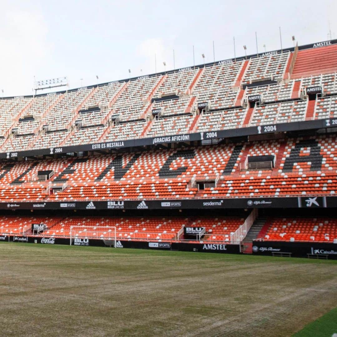 バレンシアCFさんのインスタグラム写真 - (バレンシアCFInstagram)「Visiting his new home and he just looks so happy 😊 . Hay quien ya se ha enamorado de #Mestalla... 🏟🦇 . @jaspercillessen 🧤⚽ . #BenvingutCillessen #WelcomeCillessen . ¿Ganas de verle? 😀⤵️ . #Amuntvalencia #valenciacf 🦇」6月27日 20時05分 - valenciacf