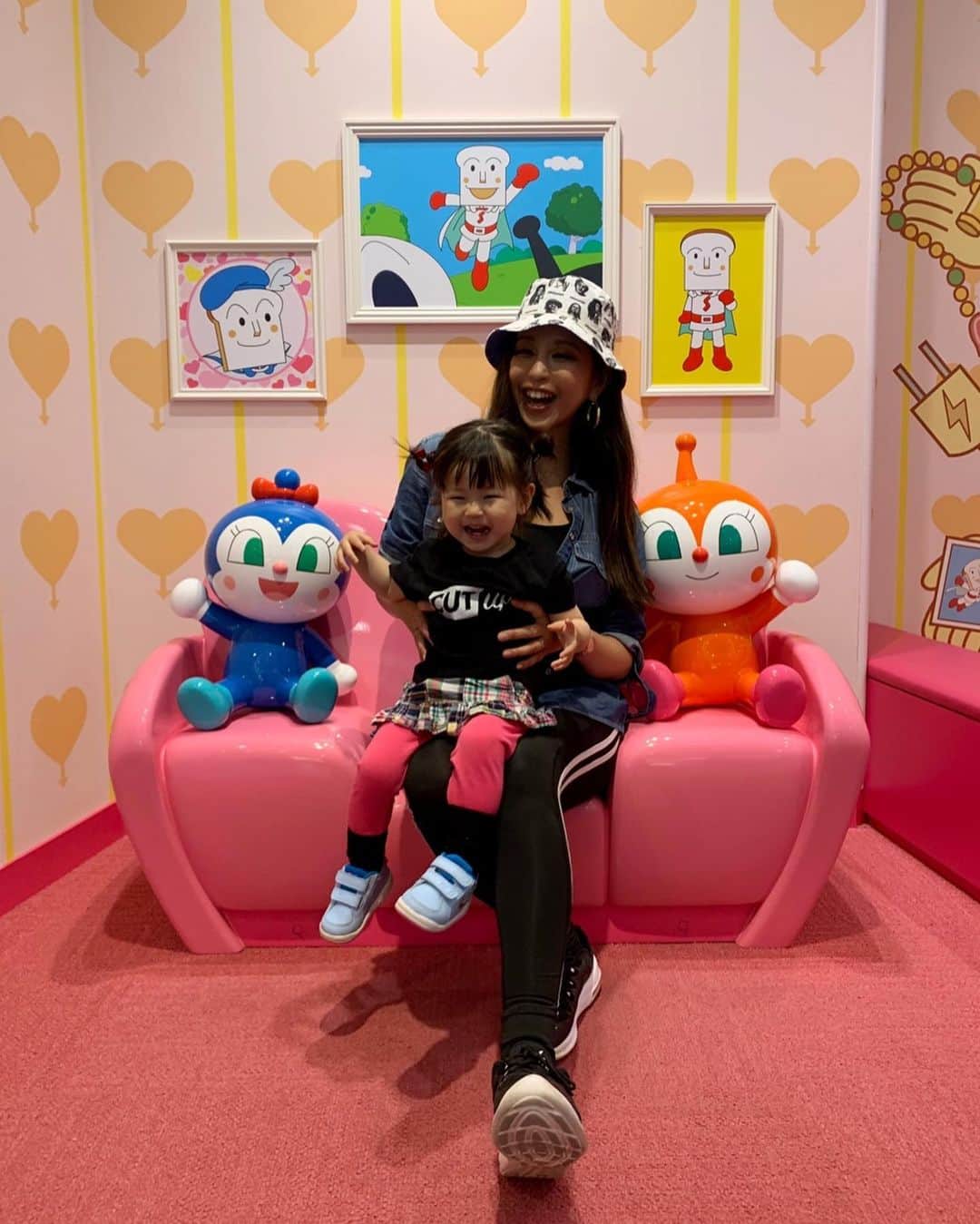 PINKYのインスタグラム：「先日(5月の話…)アンパンマンミュージアムに行きました❤️🎶 . Pocoちゃんめっちゃめちゃ喜んでくれて嬉しかった👧🏻🌈💖 . 大好きなドキンちゃんと写真も撮れてhappyでした❤️💙 ・・・ ・・・ #love #happy #family #babygirl #mamalife #parentslife #アンパンマン #アンパンマンミュージアム #ドキンちゃん」