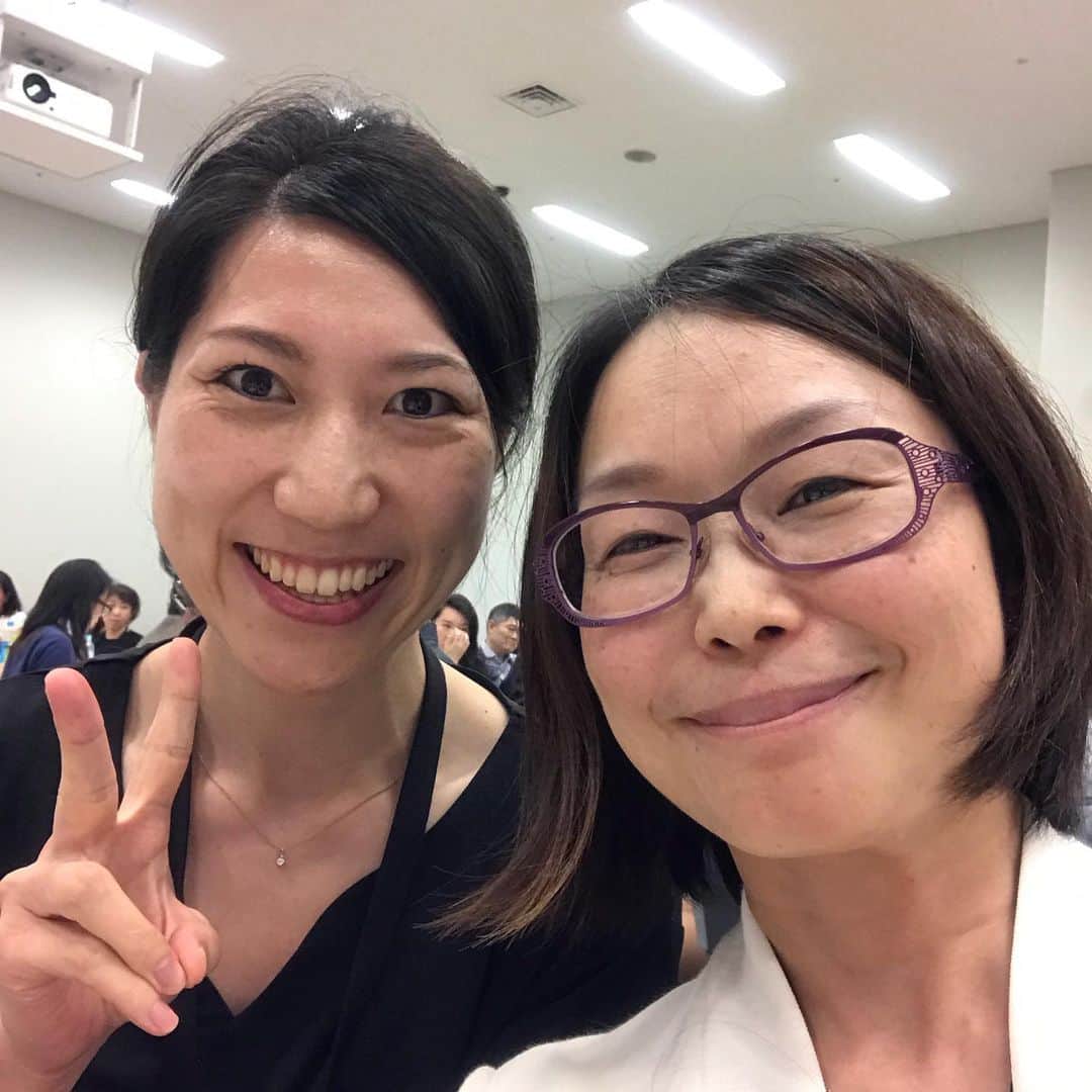 宋美玄さんのインスタグラム写真 - (宋美玄Instagram)「参議院会館で開かれた院内勉強会「いい加減、自分で決めたい私の人生　～グローバルな動きから見た日本の“女性の健康と権利”～」に参加してきました。 #なんでないの の #福田和子さん と、#山本和奈 さんの #womendeliver の報告の後、コメンテーターの #北村邦夫 先生と #谷口真由美 さんを交えてディスカッション。 北村先生は、日本では選べる避妊法がなんでないの、と言われても解禁されて20年になる低用量ピルの利用率が2.9%じゃ次の選択肢の導入に持っていけないと。 じゃあ、なんでピルが広まらないかというと、産婦人科のハードルや値段が高いから、という議論。 いやー、産婦人科のハードルは低くないと思いますが、それがピルが普及しないメインの理由なのかなあ。日本では情報や教育を受ける機会が少なく、ピルに対する副作用や貞操の偏見が根強いことも大きいと思います。ハードルを越えて産婦人科を受診された方にピルを勧めても抵抗のある方は珍しくないです。(私のクリニックではそんなに多くはないのですが) 皆さんはピルについてどう思いますか？広まらない理由はなんだと思いますか？ #低用量ピル #避妊じゃなくて生理痛で飲んでるんですと言い訳しないとアバズレ扱い #コンドームよりはるかに確実な避妊 #生理は自分でコントロールしていい #生理痛撲滅運動 #丸の内の森レディースクリニック #朝9時から空いてます #ピルコン #染矢明日香 ちゃん」6月27日 20時23分 - mihyonsongkobe