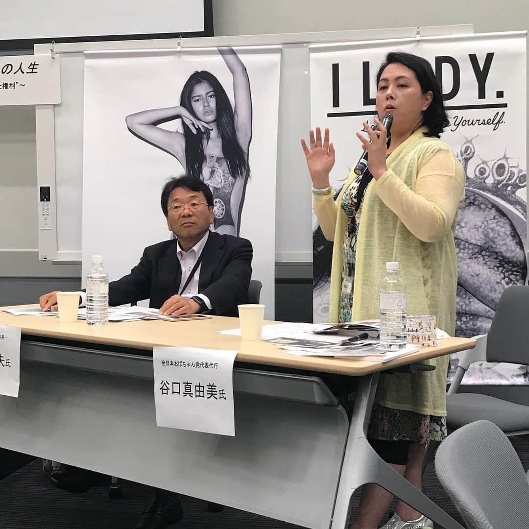 宋美玄さんのインスタグラム写真 - (宋美玄Instagram)「参議院会館で開かれた院内勉強会「いい加減、自分で決めたい私の人生　～グローバルな動きから見た日本の“女性の健康と権利”～」に参加してきました。 #なんでないの の #福田和子さん と、#山本和奈 さんの #womendeliver の報告の後、コメンテーターの #北村邦夫 先生と #谷口真由美 さんを交えてディスカッション。 北村先生は、日本では選べる避妊法がなんでないの、と言われても解禁されて20年になる低用量ピルの利用率が2.9%じゃ次の選択肢の導入に持っていけないと。 じゃあ、なんでピルが広まらないかというと、産婦人科のハードルや値段が高いから、という議論。 いやー、産婦人科のハードルは低くないと思いますが、それがピルが普及しないメインの理由なのかなあ。日本では情報や教育を受ける機会が少なく、ピルに対する副作用や貞操の偏見が根強いことも大きいと思います。ハードルを越えて産婦人科を受診された方にピルを勧めても抵抗のある方は珍しくないです。(私のクリニックではそんなに多くはないのですが) 皆さんはピルについてどう思いますか？広まらない理由はなんだと思いますか？ #低用量ピル #避妊じゃなくて生理痛で飲んでるんですと言い訳しないとアバズレ扱い #コンドームよりはるかに確実な避妊 #生理は自分でコントロールしていい #生理痛撲滅運動 #丸の内の森レディースクリニック #朝9時から空いてます #ピルコン #染矢明日香 ちゃん」6月27日 20時23分 - mihyonsongkobe