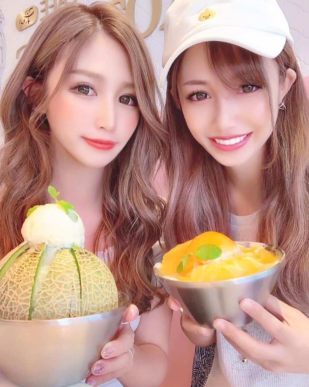 さーぽんさんのインスタグラム写真 - (さーぽんInstagram)「. 妹とよく行く自由ヶ丘のカフェに えりなちゃんと行って来たよ🧡 . 大好きなタピオカの黒糖ラテと 新作のメロン🍈とピーチ🍑のかき氷 とチキン食べた！美味しすぎ(๑˃̵ᴗ˂̵) . さーぽん🐷のインスタ見た！で タピオカたっぷり増量サービス してくれるよ🥰❤️ . @select_cafe_kkotbing  #kkotbing #select_cafe_kkotbing #韓国カフェ  #UFOチキン #tapioka #タピオカ #タピ活 #かき氷  #ビンス  #インスタ映えスイーツ #韓国スイーツ #cafe #カフェ #女子会 #自由が丘 #自由が丘カフェ」6月27日 20時21分 - rk_27829