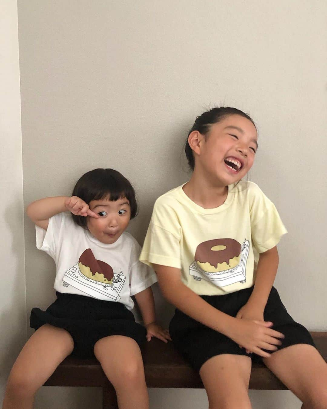 ayuさんのインスタグラム写真 - (ayuInstagram)「donuts T-shirt .🍩 @hina_kylie さんでこのあと２１時より販売開始です🛒 かわゆい♡ . めめが付けてるパールのヘアゴムも @hina_kylie ﾟ･*:.｡. .｡.」6月27日 20時21分 - memeyuyu